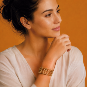 brazalete trenzado de capim dourado artesanal