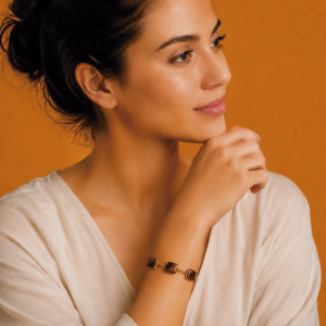 pulsera dorada con ojo de tigre