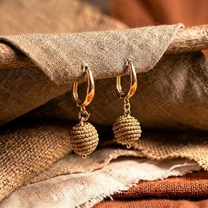 pendientes bola capim dourado