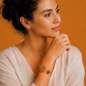 Mamedio Accesorios | Oro Vegetal | Joyería Artesanal en Sevilla brazalete circular de capim dourado y piedra natural de pirita