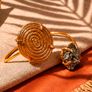 Mamedio Accesorios | Oro Vegetal | Joyería Artesanal en Sevilla brazalete circular de capim dourado y piedra natural de pirita