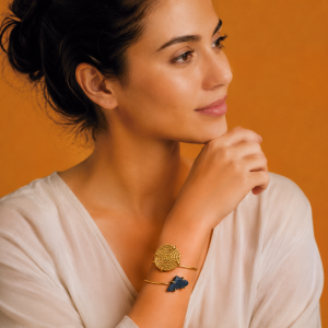 Mamedio Accesorios | Oro Vegetal | Joyería Artesanal en Sevilla brazalete circular de capim dourado y piedra natural de sodalita