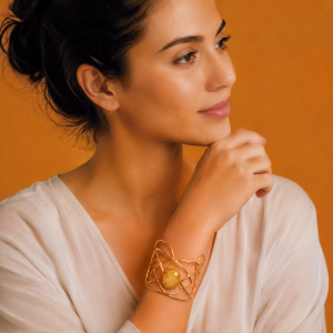 Mamedio Accesorios | Oro Vegetal | Joyería Artesanal en Sevilla brazalete geométrico de capim dourado con amatista