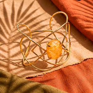 Mamedio Accesorios | Oro Vegetal | Joyería Artesanal en Sevilla brazalete geométrico de capim dourado con amatista