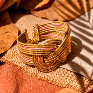 Mamedio Accesorios | Oro Vegetal | Joyería Artesanal en Sevilla brazalete trenzado capim dourado y rosa