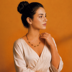Mamedio Accesorios | Oro Vegetal | Joyería Artesanal en Sevilla collar artesanal con esferas de capim dourado y piedras naturales en tonos tierra.
