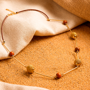 Mamedio Accesorios | Oro Vegetal | Joyería Artesanal en Sevilla collar artesanal con esferas de capim dourado y piedras naturales en tonos tierra.