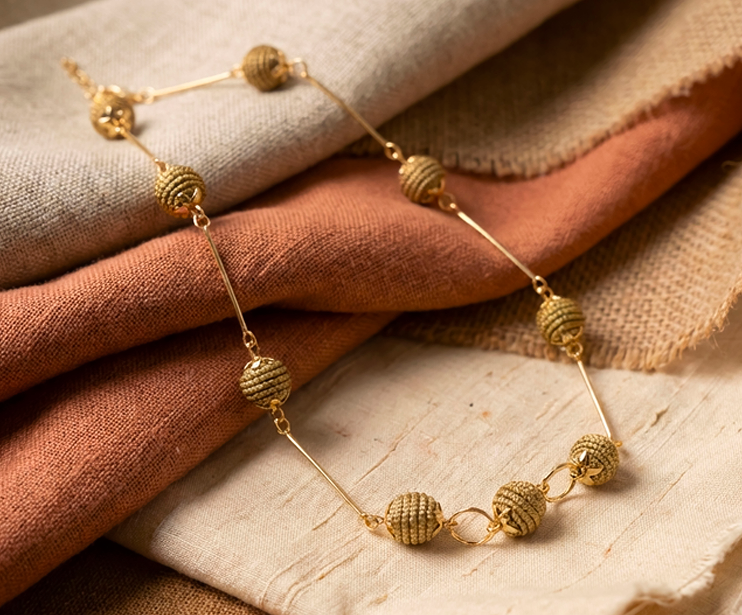 collar artesanal con esferas de capim dourado y diseño minimalista. collar artesanal con esferas de capim dourado y diseño minimalista.