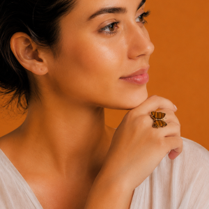 Mamedio Accesorios | Oro Vegetal | Joyería Artesanal en Sevilla anillo mariposa con ojo de tigre modelo